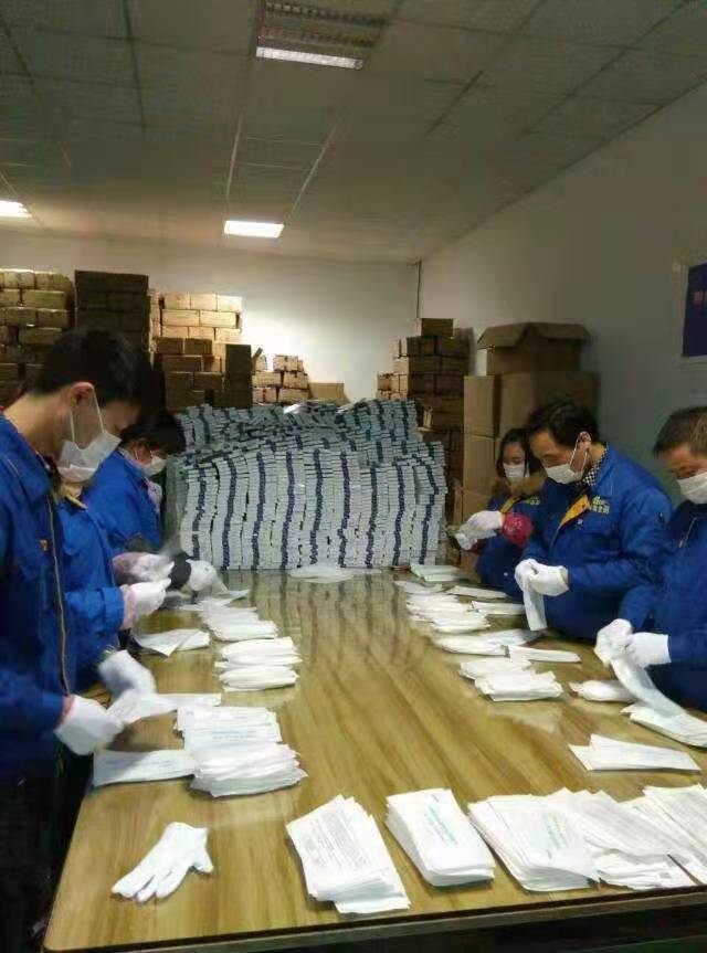 {“title”: “防疫阻击战 嘉定区全产业链企业开足马力保障供应”， “content”: “在抗击疫情的严峻斗争中，嘉定区积极响应国家号召，以全产业链、全供应链的协同作战姿态，全力以赴投入到防疫阻击战之中。区内企业，尤其是医药科技领域的先锋力量，纷纷开足马力，加班加点，确保防疫物资和医疗产品的稳定供应，为打赢疫情防控阻击战提供了坚实的物资保障。”}